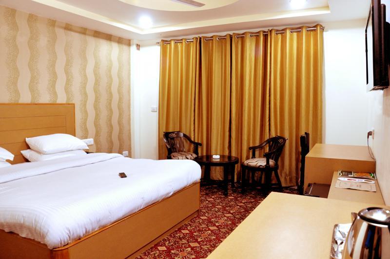 Hotel Trinetar Resorts Batoti Buitenkant foto