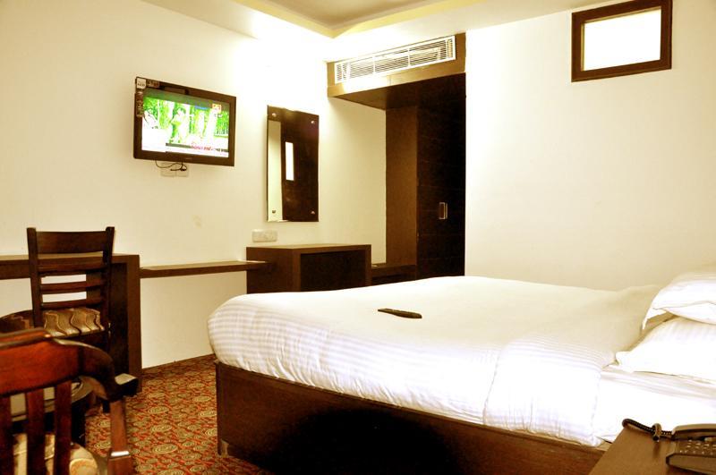 Hotel Trinetar Resorts Batoti Buitenkant foto
