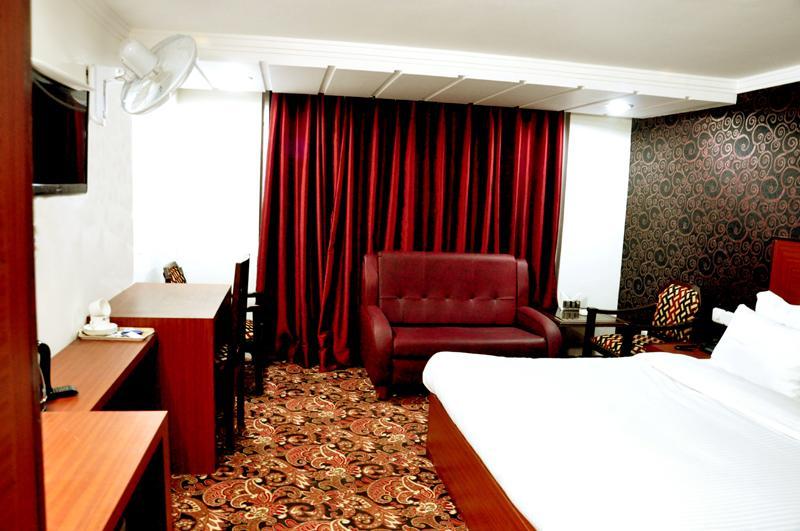 Hotel Trinetar Resorts Batoti Buitenkant foto