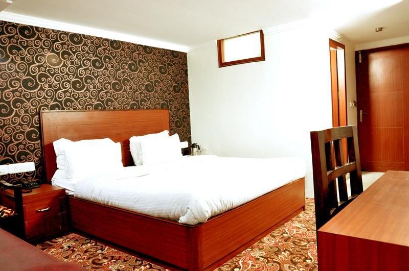 Hotel Trinetar Resorts Batoti Buitenkant foto
